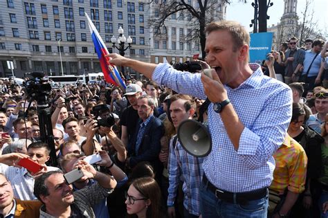  Navalny Vergiftiging: De Gevolgen van een Misdaad Voor de Russische Democratie